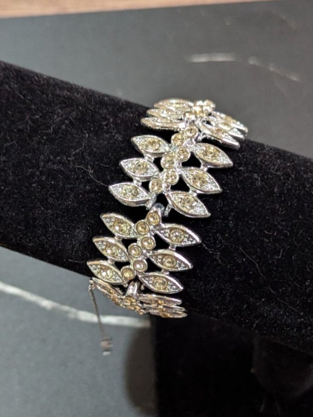 Sarah Coventry Rhinestone Leaf Bracelet Silver Tone Floral Design 7" Elegant Spa